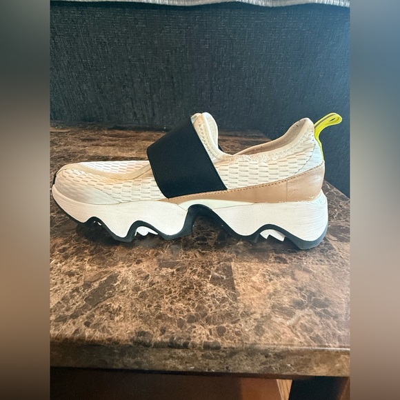 Sorel. Kinetic™ Impact II Strap Sneakers. White/Black. Size 7. - Picture 5 of 11